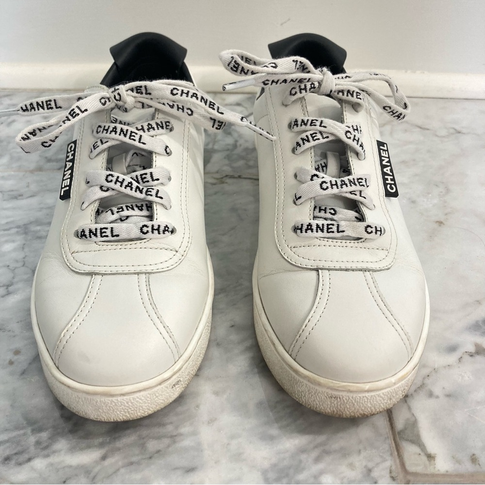 CHANEL Weekend Logo CC White Black Lagerfeld Leather Sneakers - Picture 5 of 14